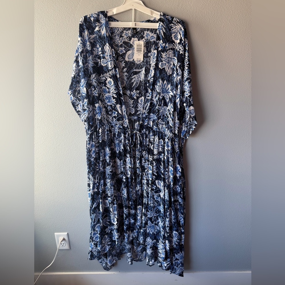 Torrid blue white floral maxi length tie front short sleeve kimono sz 3/4 NWT